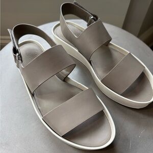 EUC Women’s Vince Taupe/Gray Leather Sandals 40